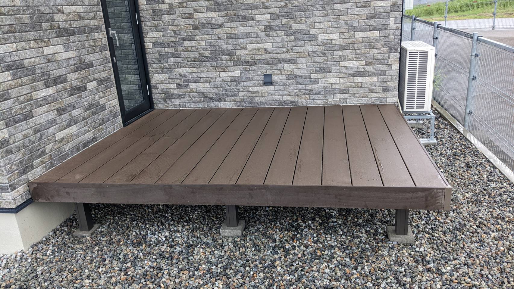 【ウッドデッキ】リクシル 樹ら楽ステージ（ミディアムウッド）施工